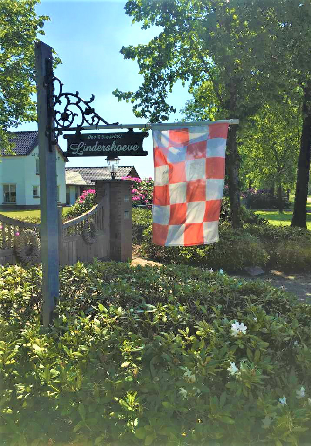 Lindershoeve ingang. Naambord met Brabantse vlag voor de poort.