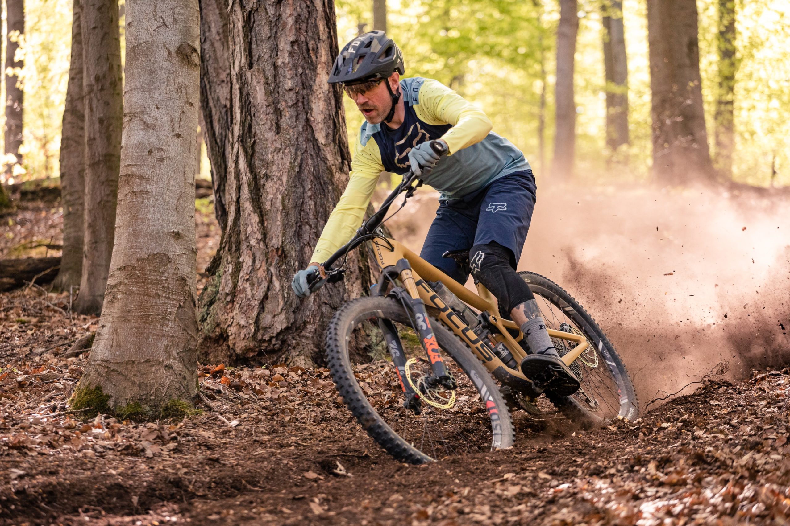 Mountainbiker in het bos