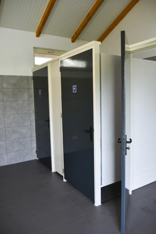 Modern sanitairgebouw met douches en toiletten