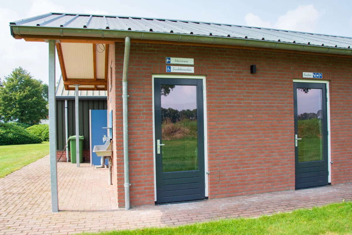 Modern sanitairgebouw van de camping