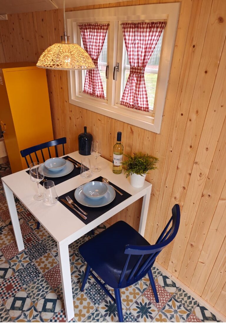 Eettafel en keukentje in de pipowagen