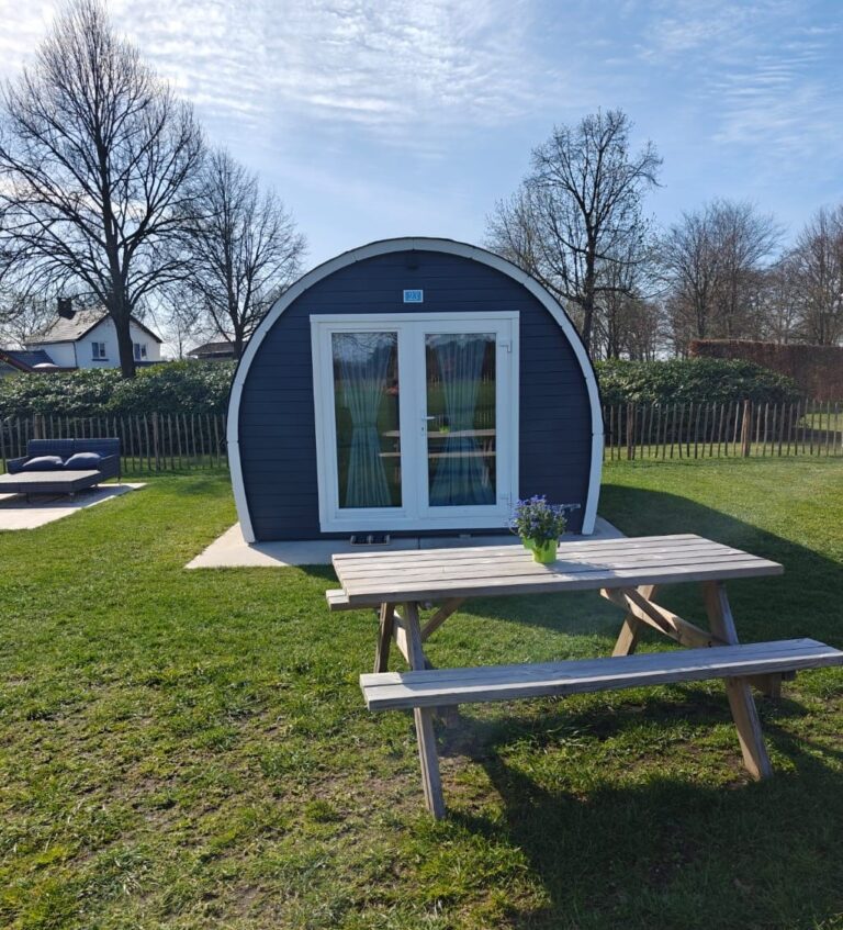 Zitbank bij de camping pod