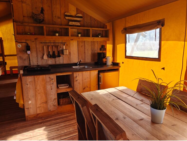 Eettafel in de glampingtent