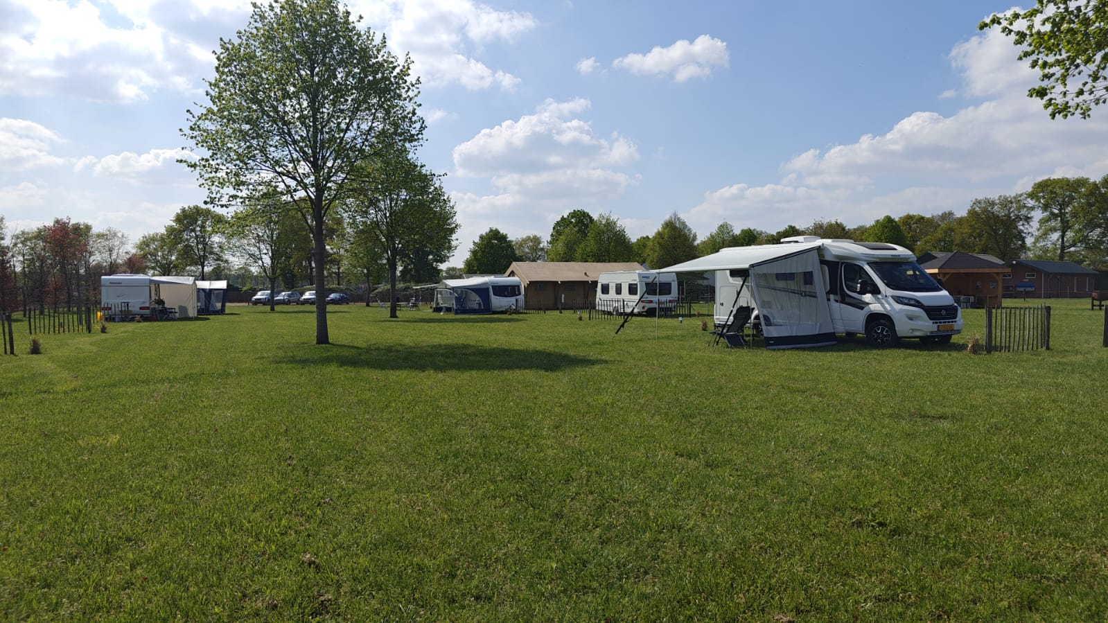 Campers op de grasvelden van De Lindershoeve in Bergeijk
