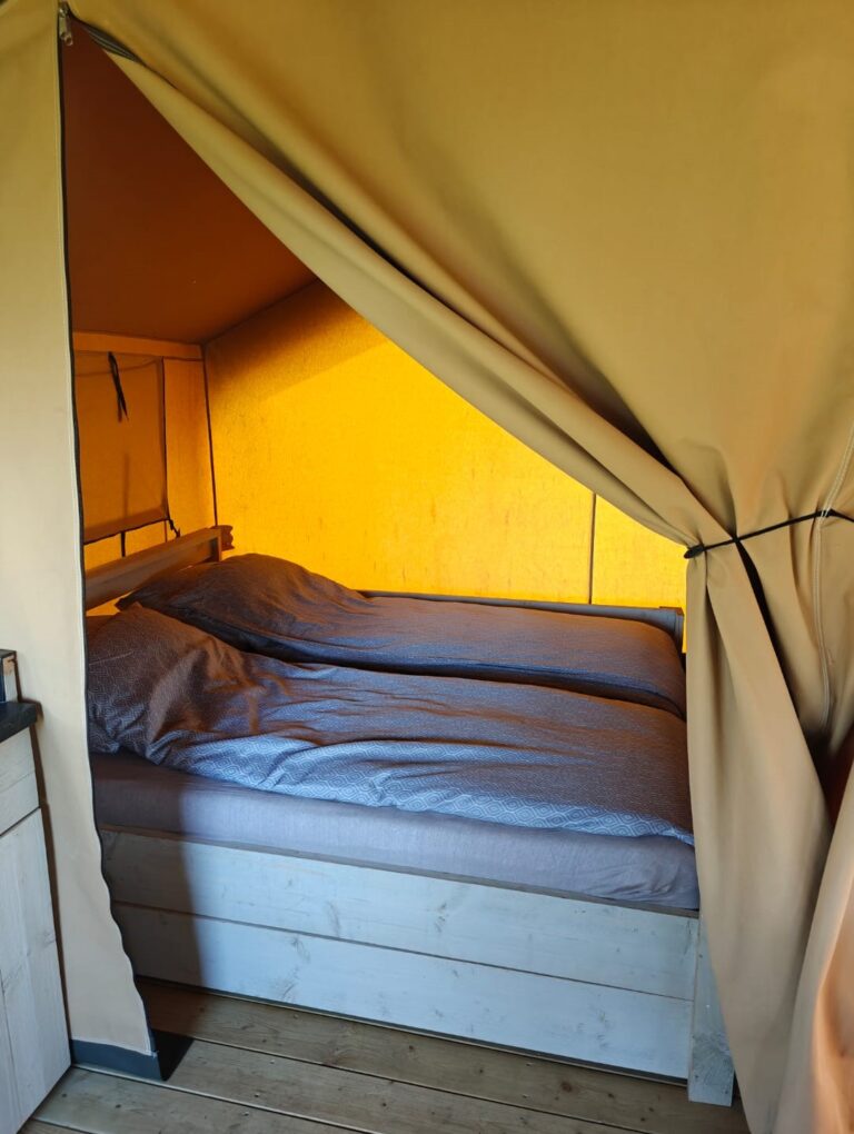 Bed in de safaritent