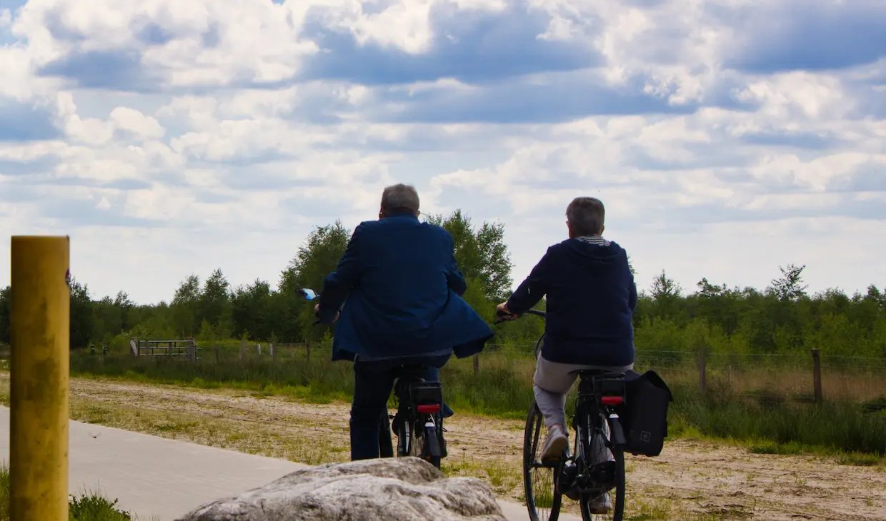 Twee fietsers op een fietspad in de Brabantse Kempen bij Bergeijk